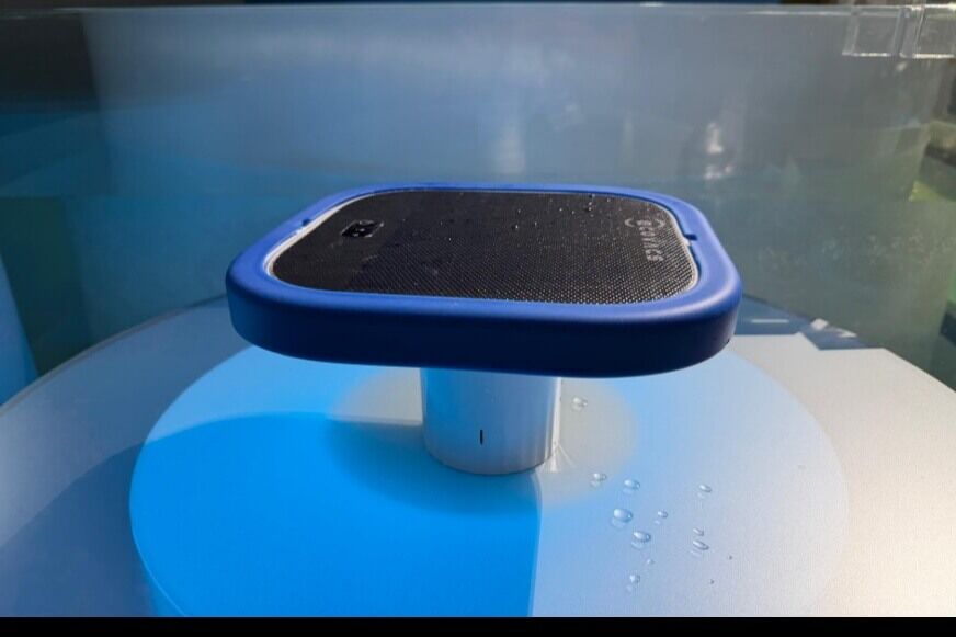 ECOVACS Ultramarine L1 Pro schwimmende Solar-Antenne auf der Wasseroberfläche